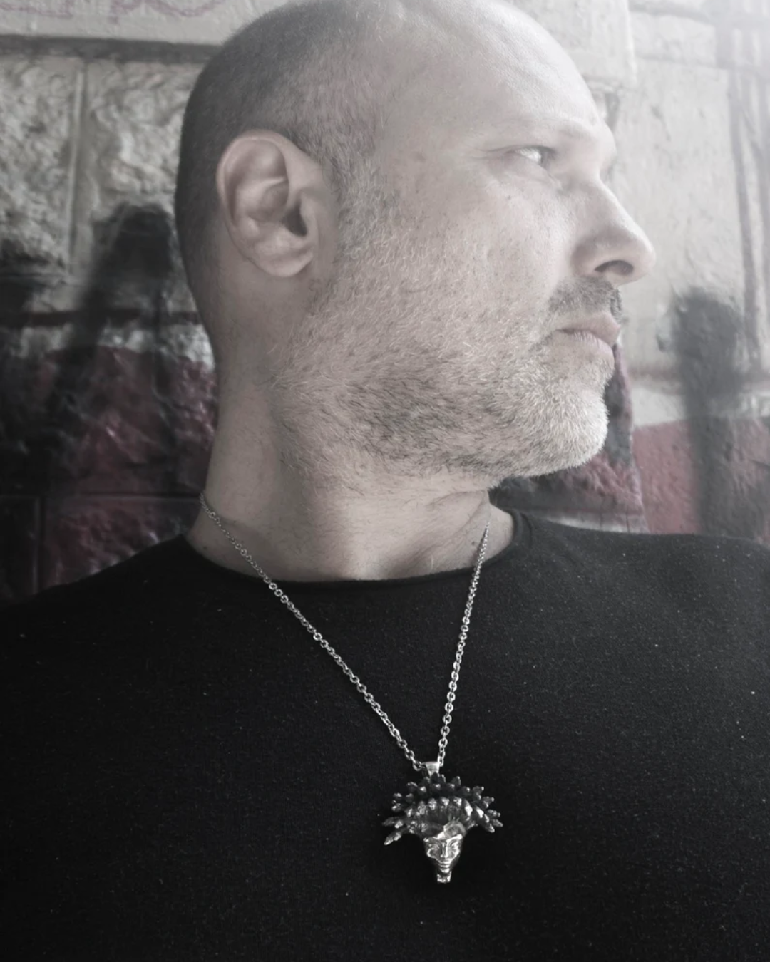 Medusa necklace with neck