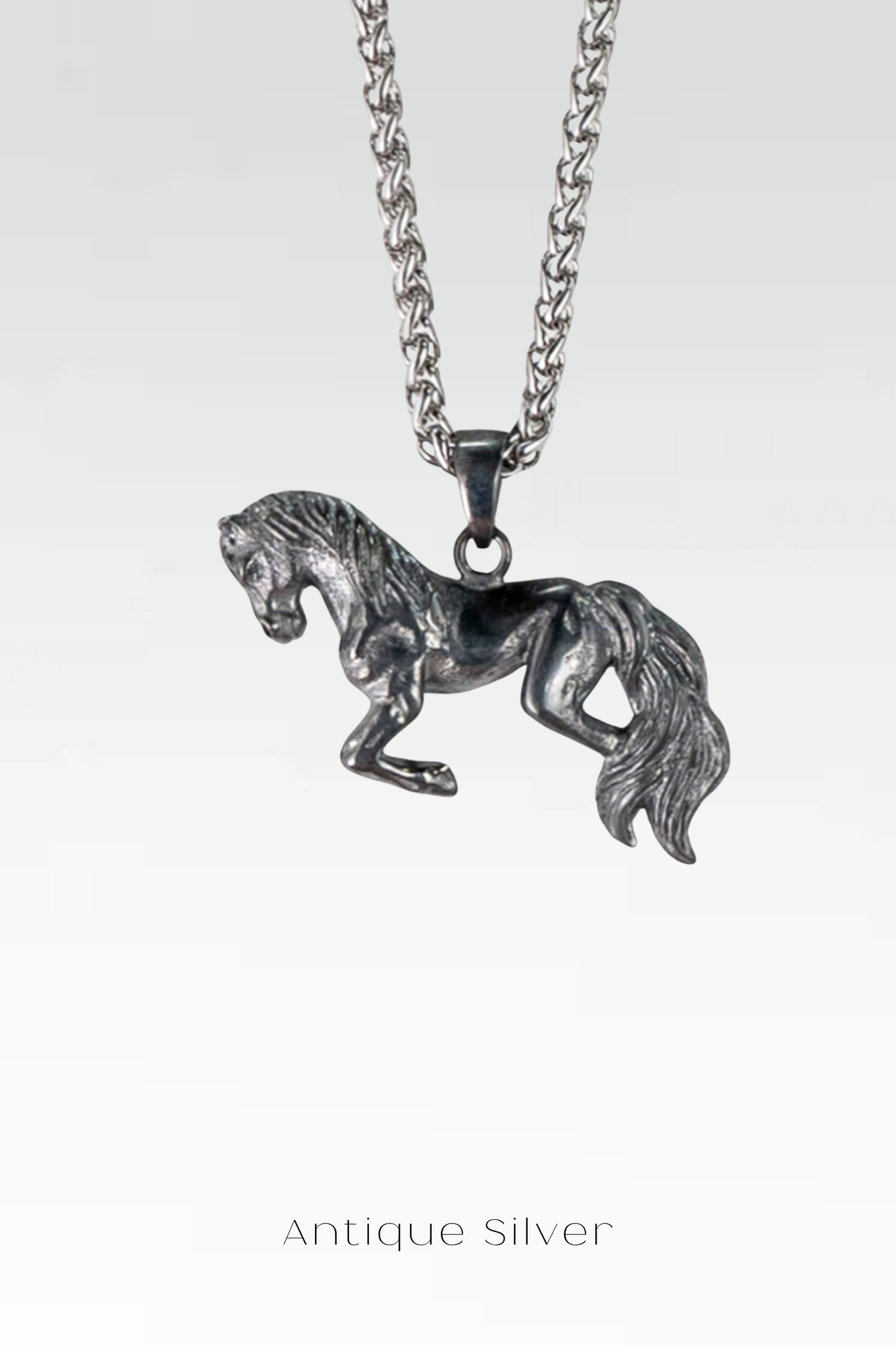 Collar de caballo al galope: colgante ecuestre hecho a mano en plata, bronce y baño de oro de 24 quilates.