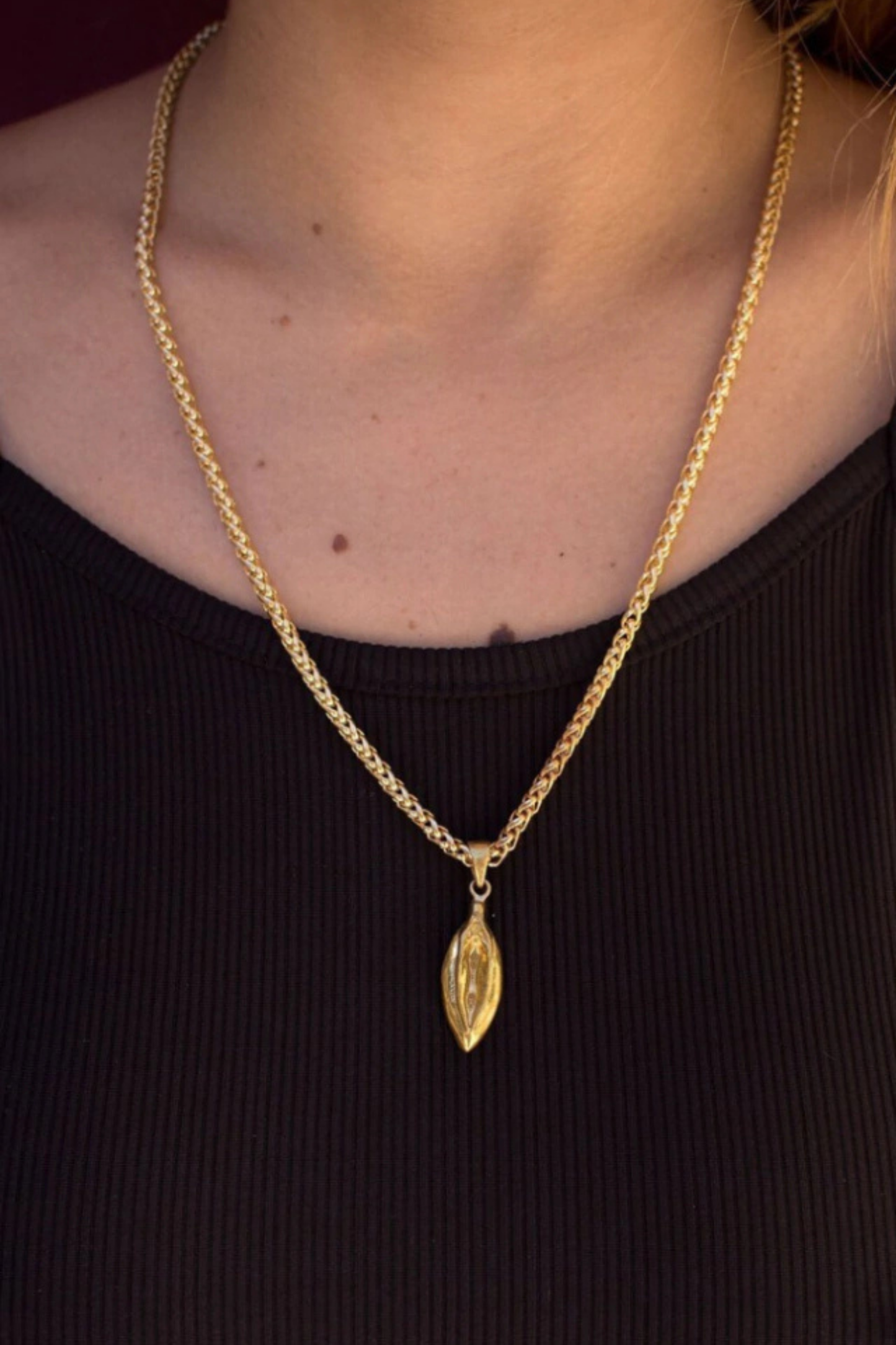 Collar Yoni – Amuleto Sagrado Femenino en Plata, Bronce o Baño de Oro de 24K