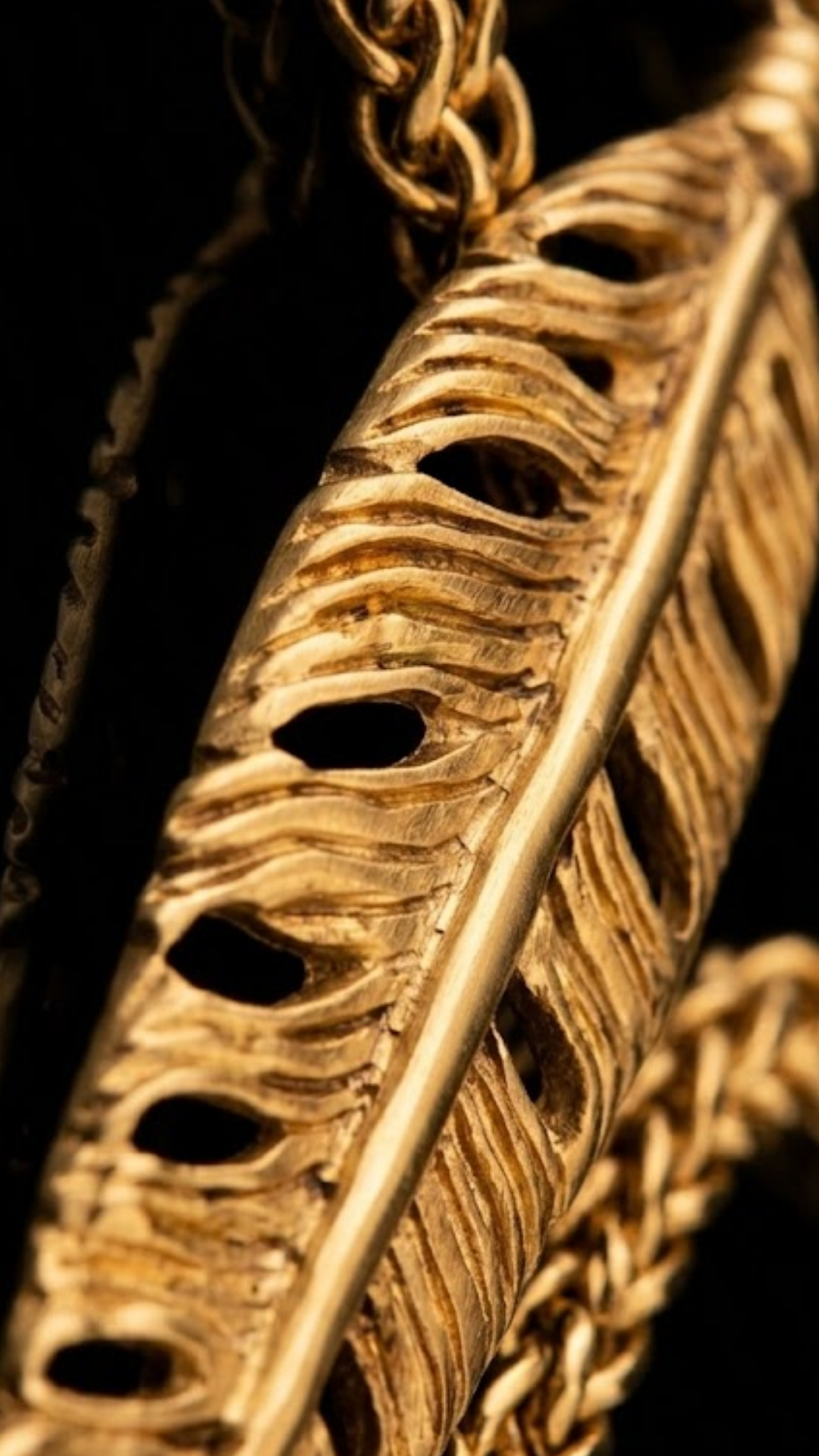 Collar de plumas – Símbolo sagrado de libertad y elevación espiritual | Oro de 18K