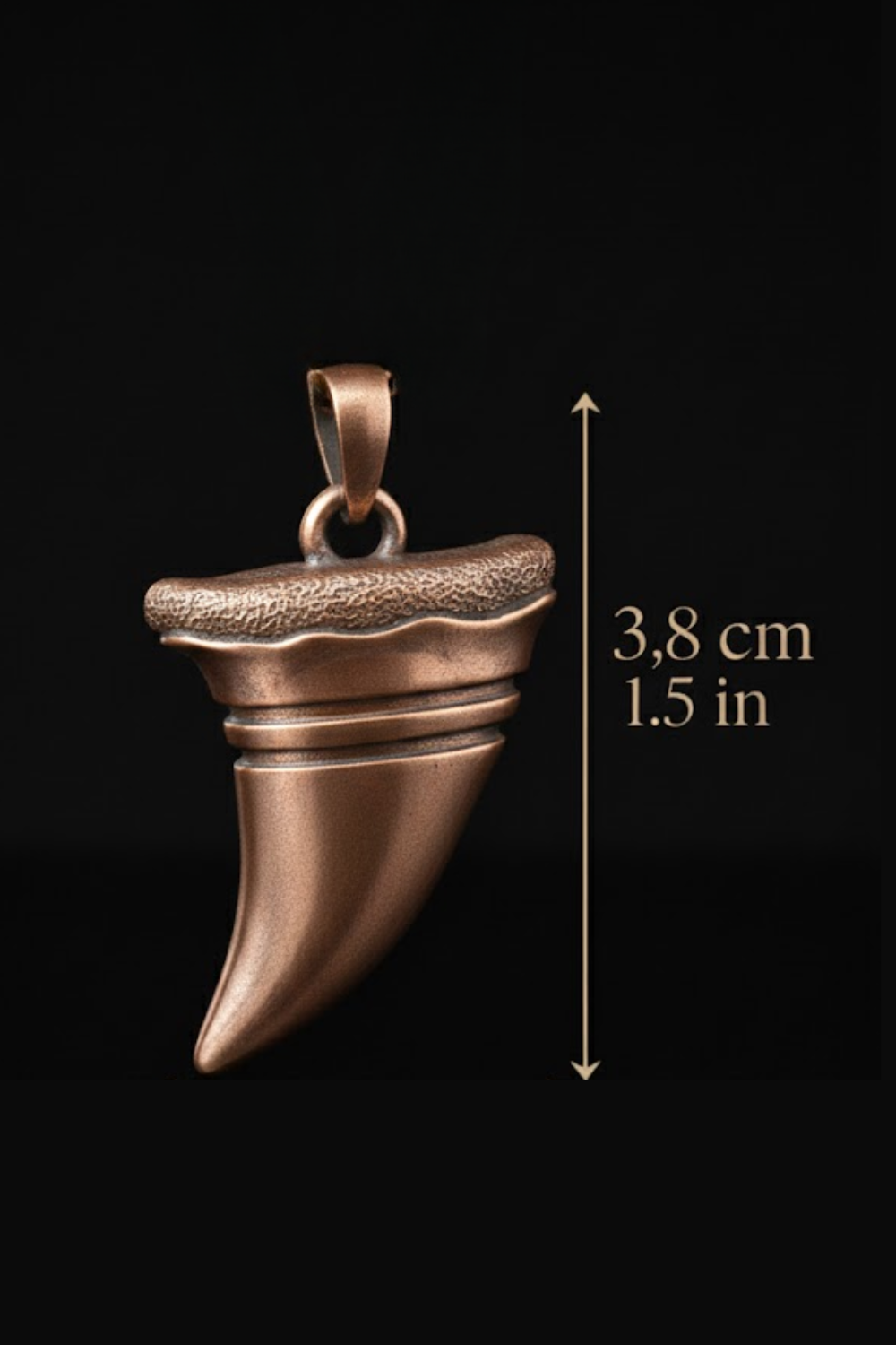 A copper-colored pendant in the shape of a horn or tooth, with a text indicating its size.