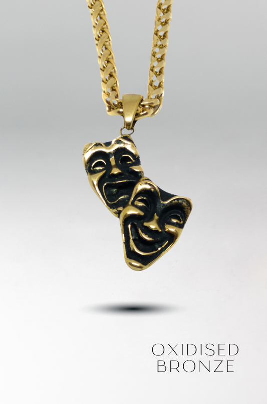 Collar de máscara de teatro: colgante dramático hecho a mano en bronce, plata de ley y baño de oro de 24 quilates.
