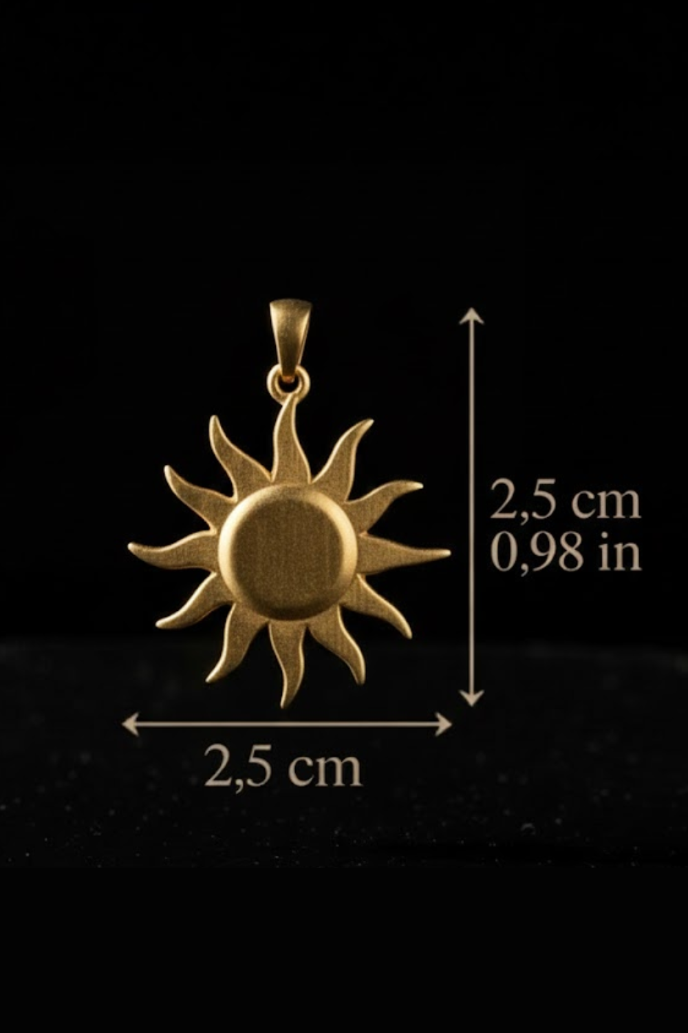 A gold-colored pendant in the shape of a sun is shown against a black background, with dimensions provided in centimeters.