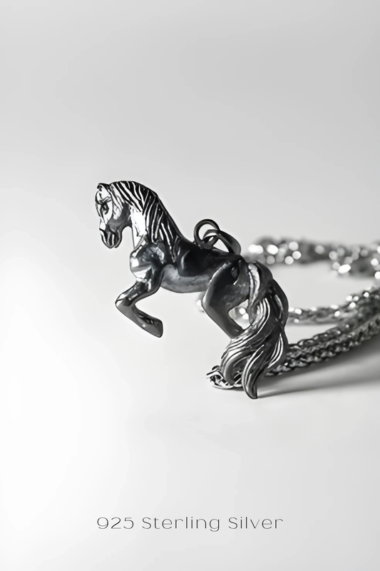 Collar de caballo al galope: colgante ecuestre hecho a mano en plata, bronce y baño de oro de 24 quilates. 