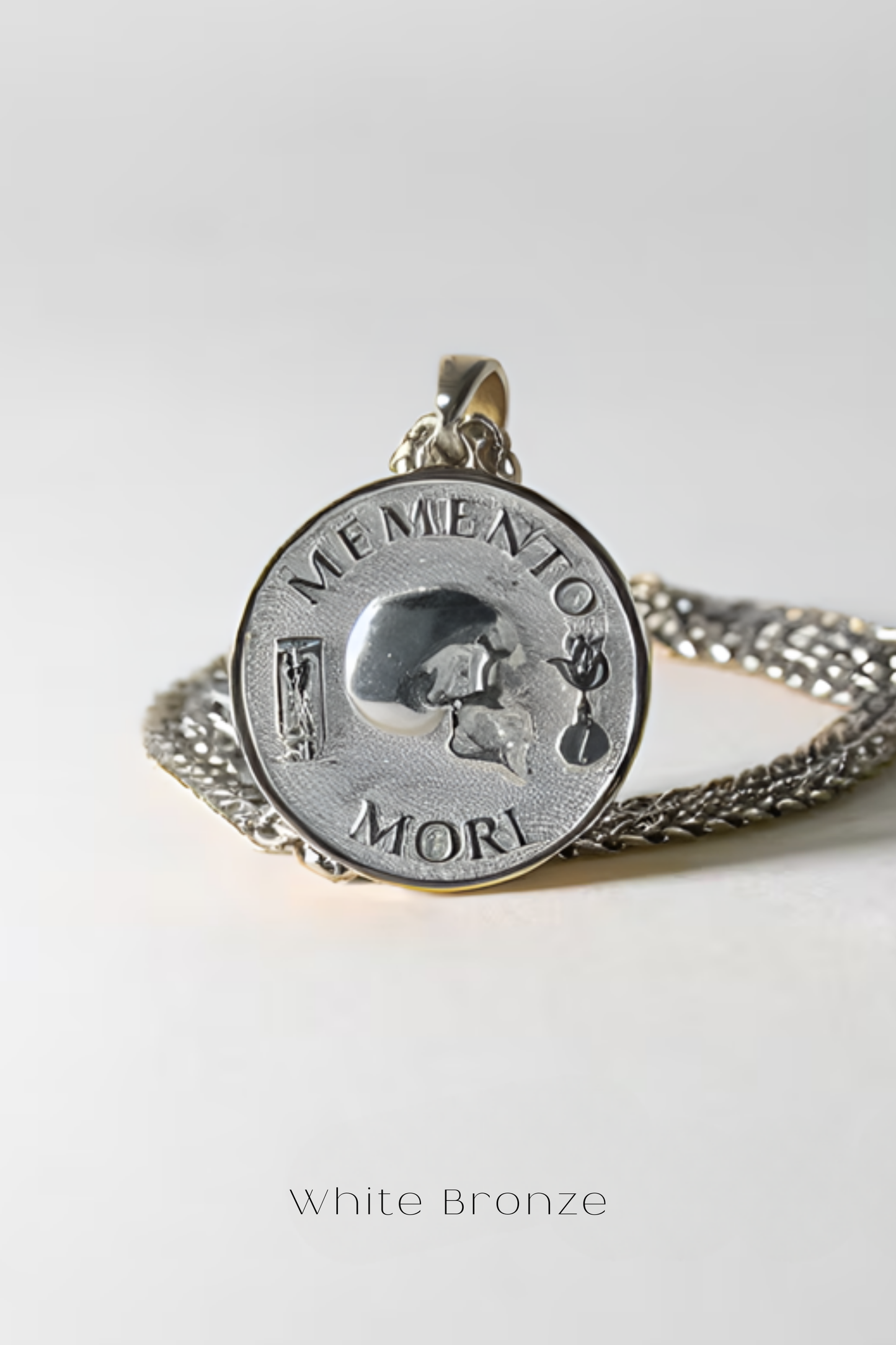 Collar con colgante pequeño Memento Mori: joyería estoica hecha a mano en plata de ley, bronce, cobre y baño de oro de 24 quilates.