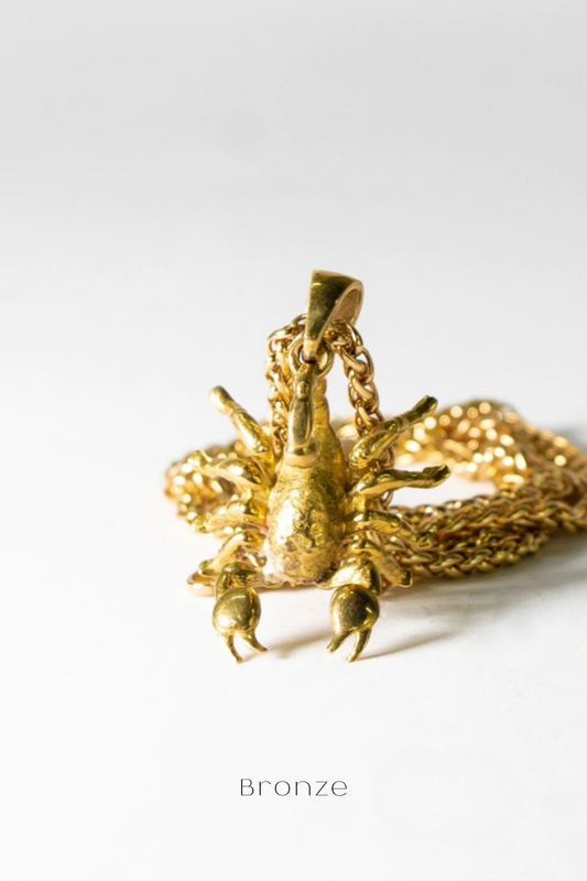 Collar del zodiaco Escorpio: colgante hecho a mano en oro de 24 quilates, bronce y plata de ley. 