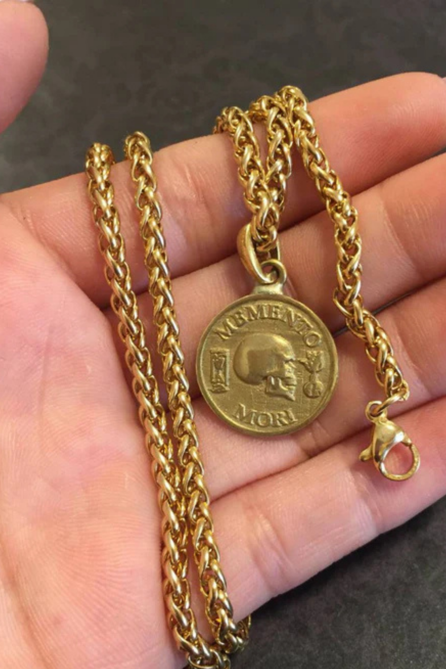 Collar con colgante pequeño Memento Mori: joyería estoica hecha a mano en plata de ley, bronce, cobre y baño de oro de 24 quilates.