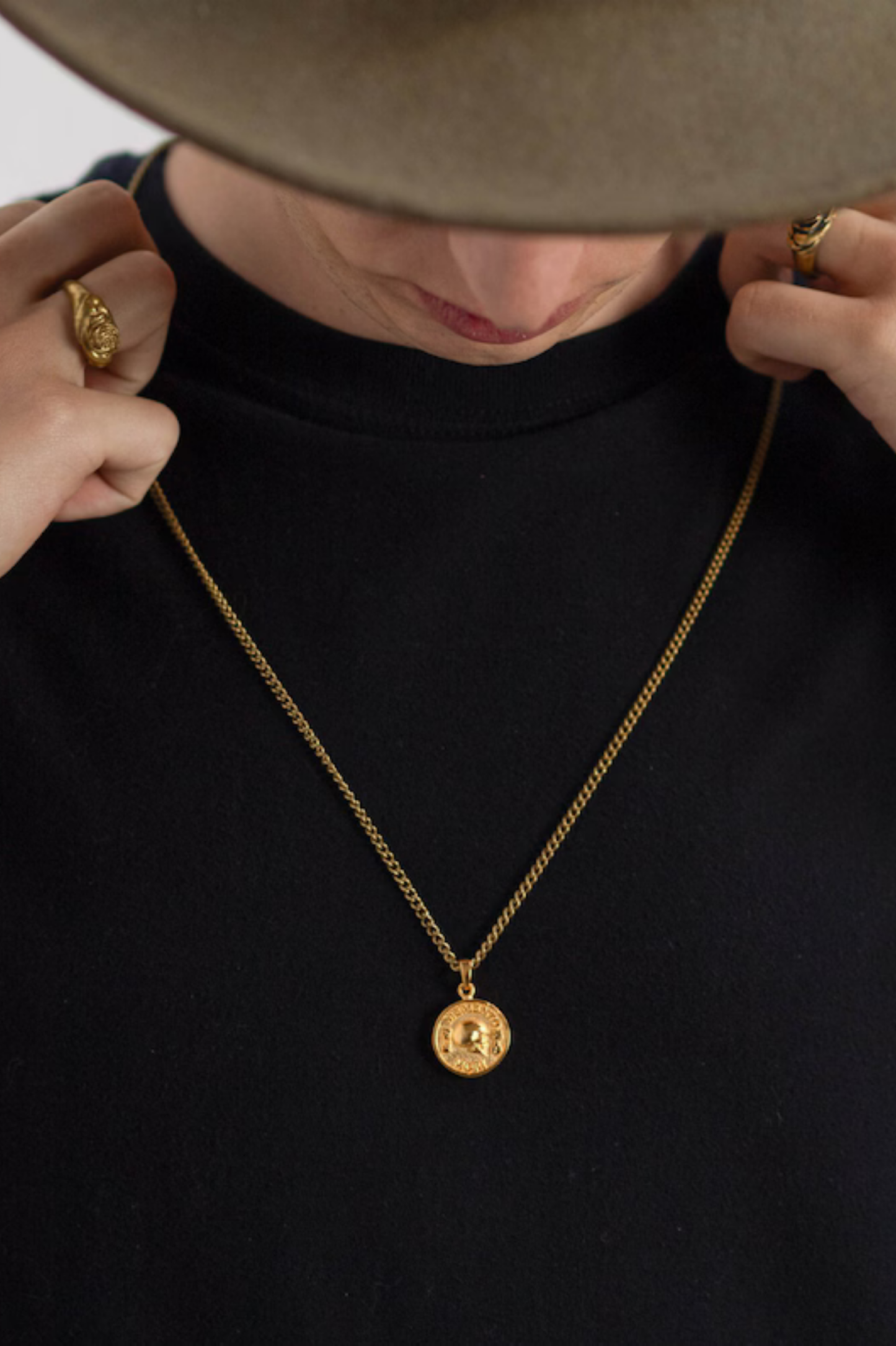 Collar pequeño Memento Mori en oro de 18 quilates: colgante estoico hecho a mano que representa sabiduría y fuerza.