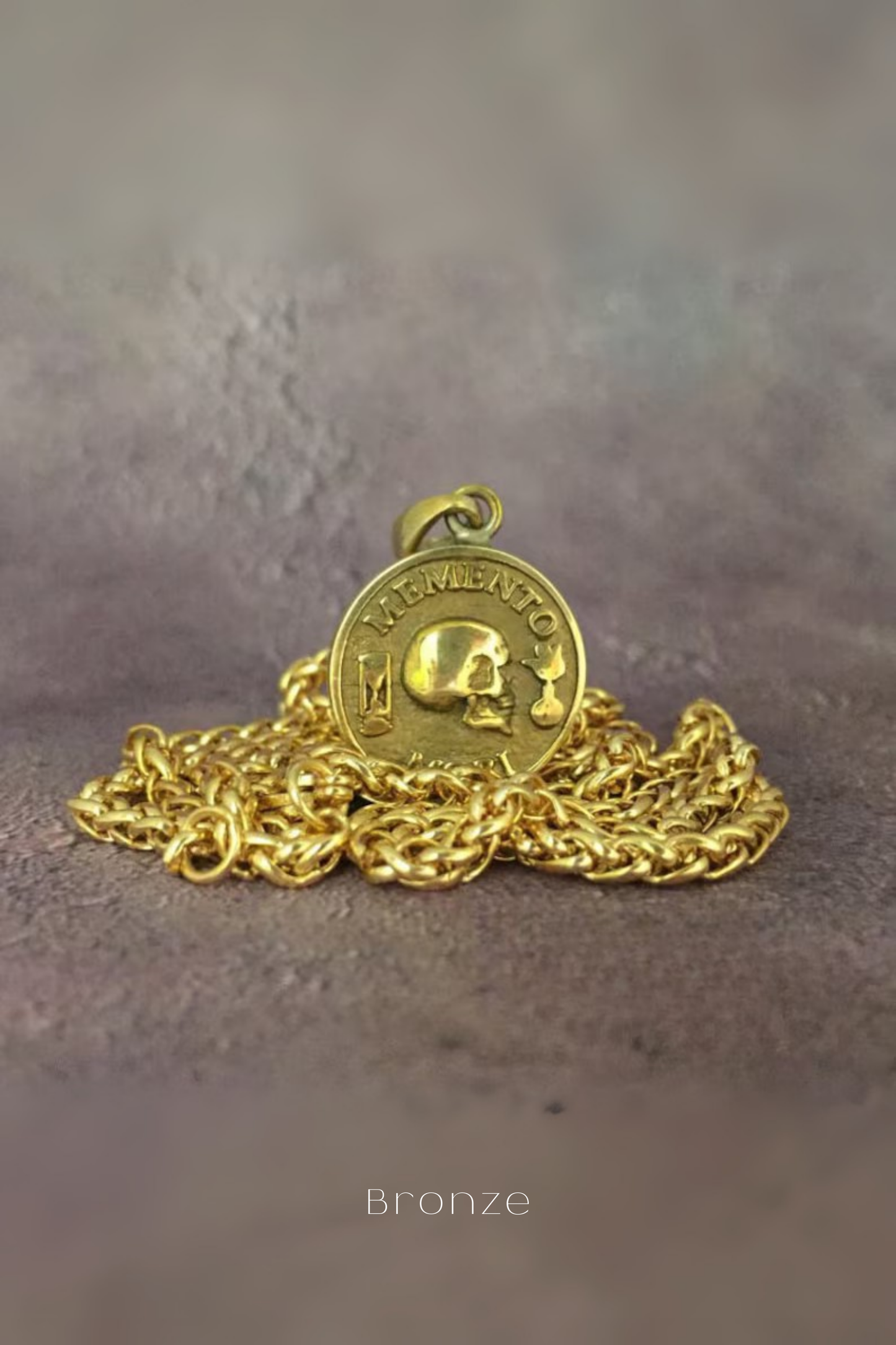 Collar con colgante pequeño Memento Mori: joyería estoica hecha a mano en plata de ley, bronce, cobre y baño de oro de 24 quilates.