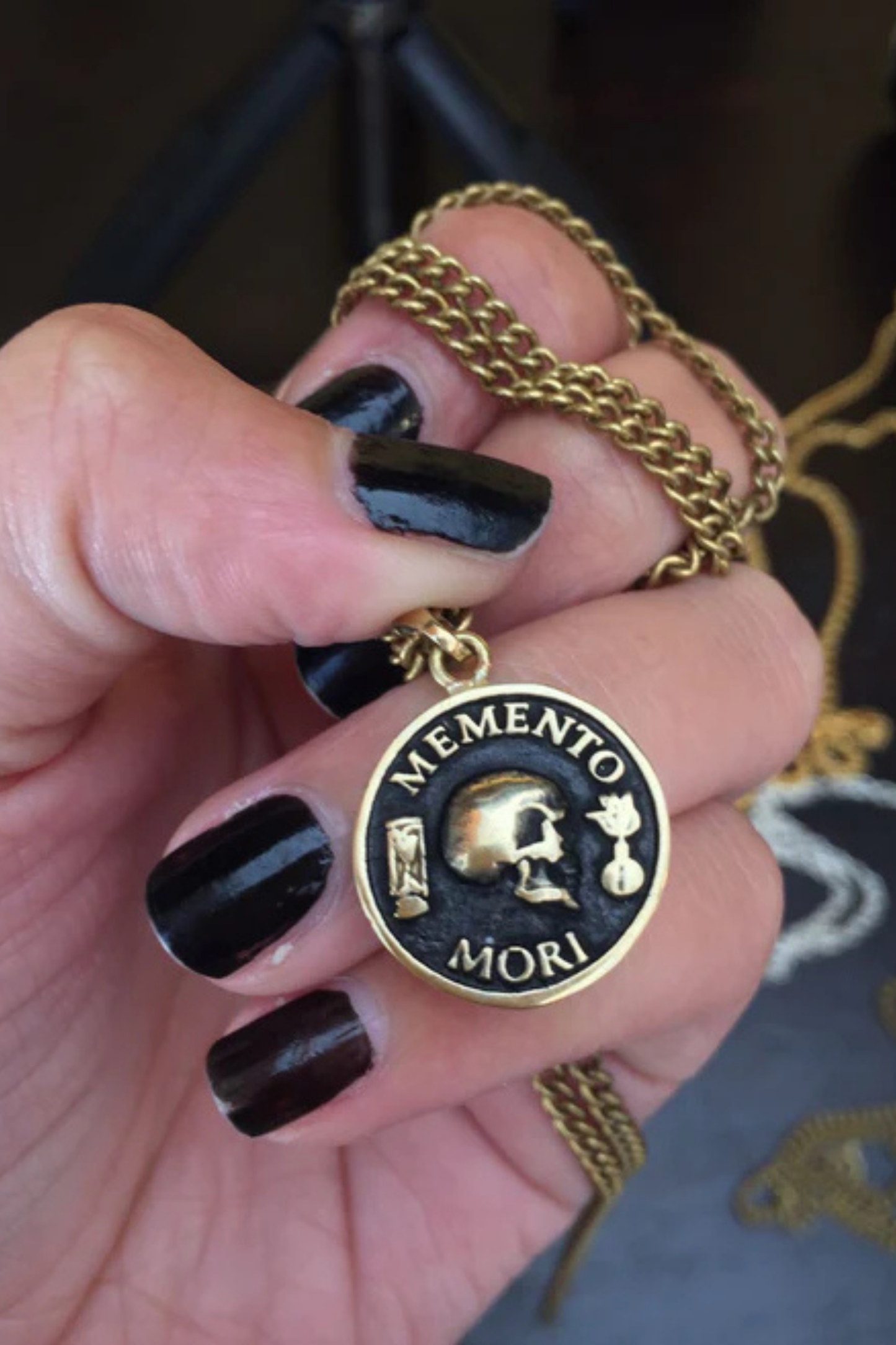 Collar con colgante pequeño Memento Mori: joyería estoica hecha a mano en plata de ley, bronce, cobre y baño de oro de 24 quilates.