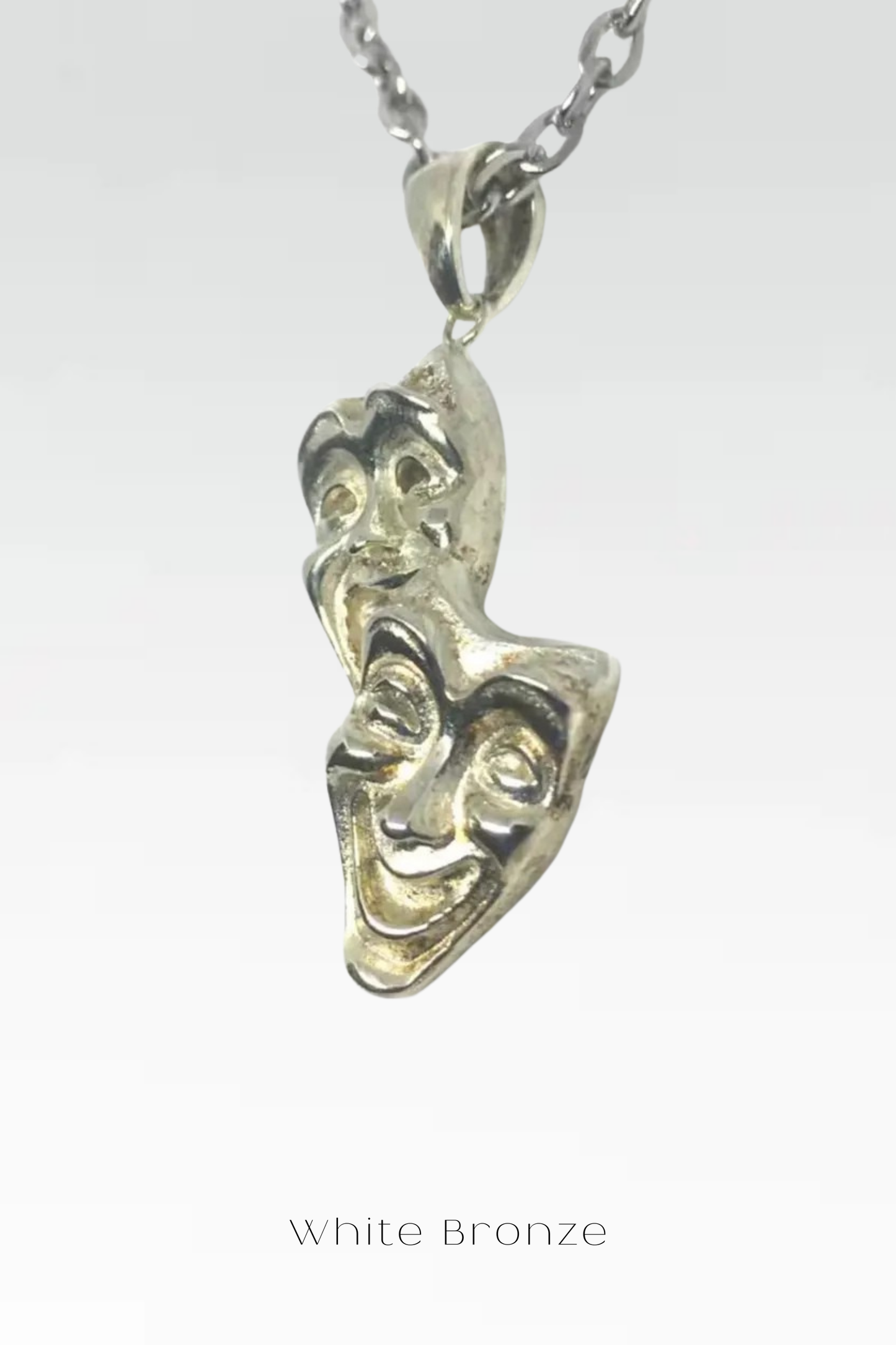 Collar de máscara de teatro: colgante dramático hecho a mano en bronce, plata de ley y baño de oro de 24 quilates.
