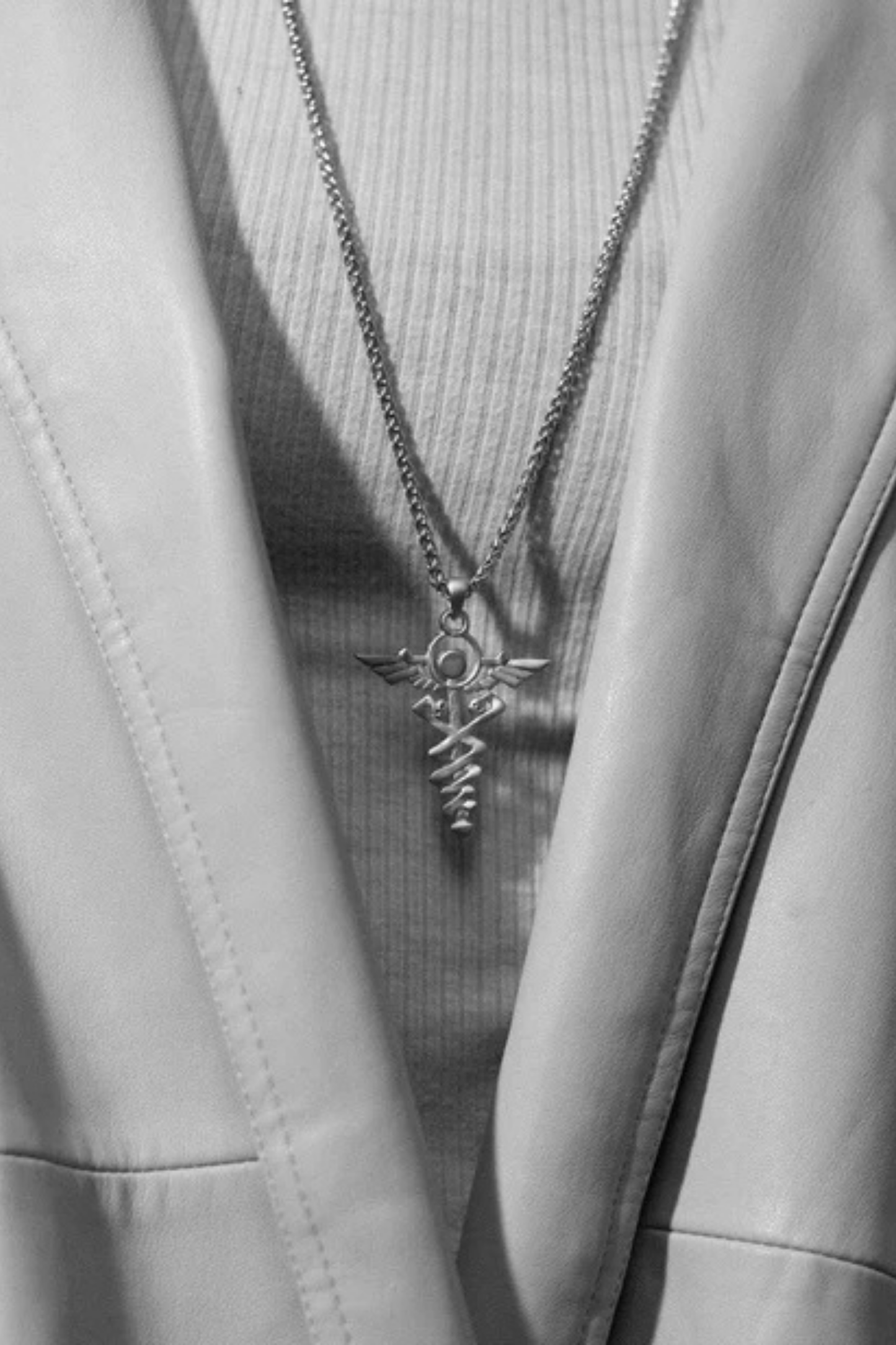 Collar de Caduceo – Colgante hecho a mano en bronce, plata de ley y baño de oro de 24 quilates | Joyería unisex simbólica de equilibrio y sanación 