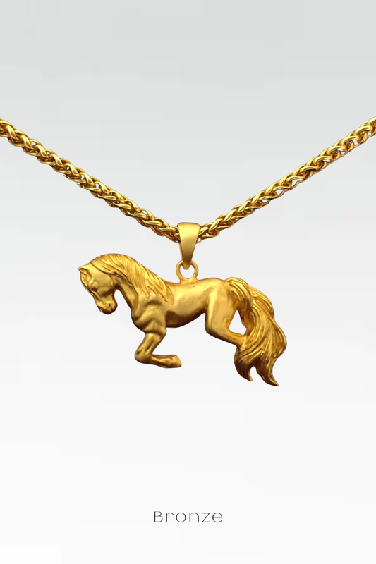 Collar de caballo al galope: colgante ecuestre hecho a mano en plata, bronce y baño de oro de 24 quilates. 