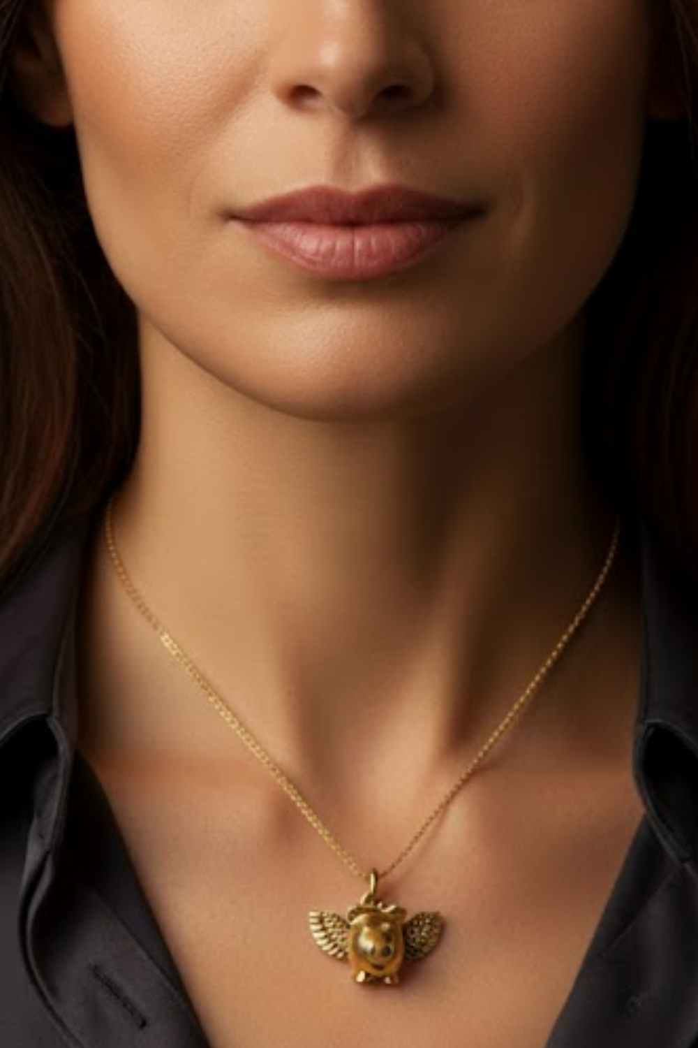 Collar de Cerdo Alado – Acabado Bronce y Baño de Plata | Edición Limitada
