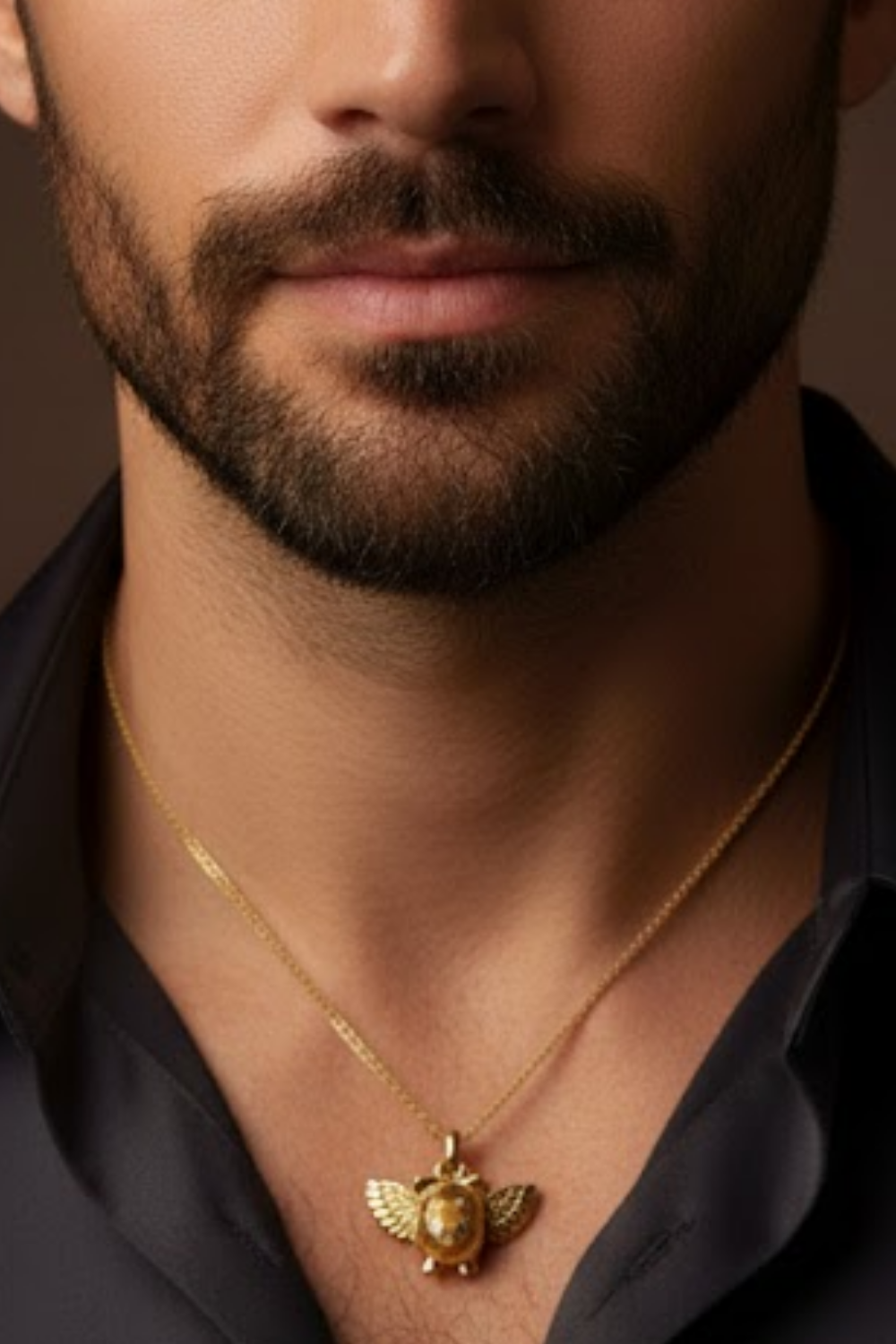 Collar de Cerdo Alado – Acabado Bronce y Baño de Plata | Edición Limitada