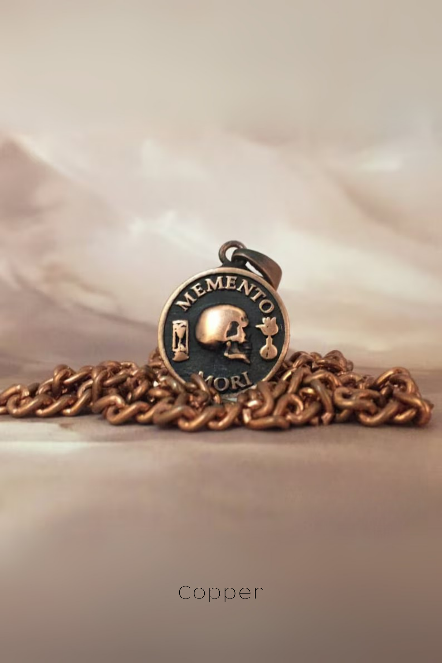 Collar con colgante pequeño Memento Mori: joyería estoica hecha a mano en plata de ley, bronce, cobre y baño de oro de 24 quilates.