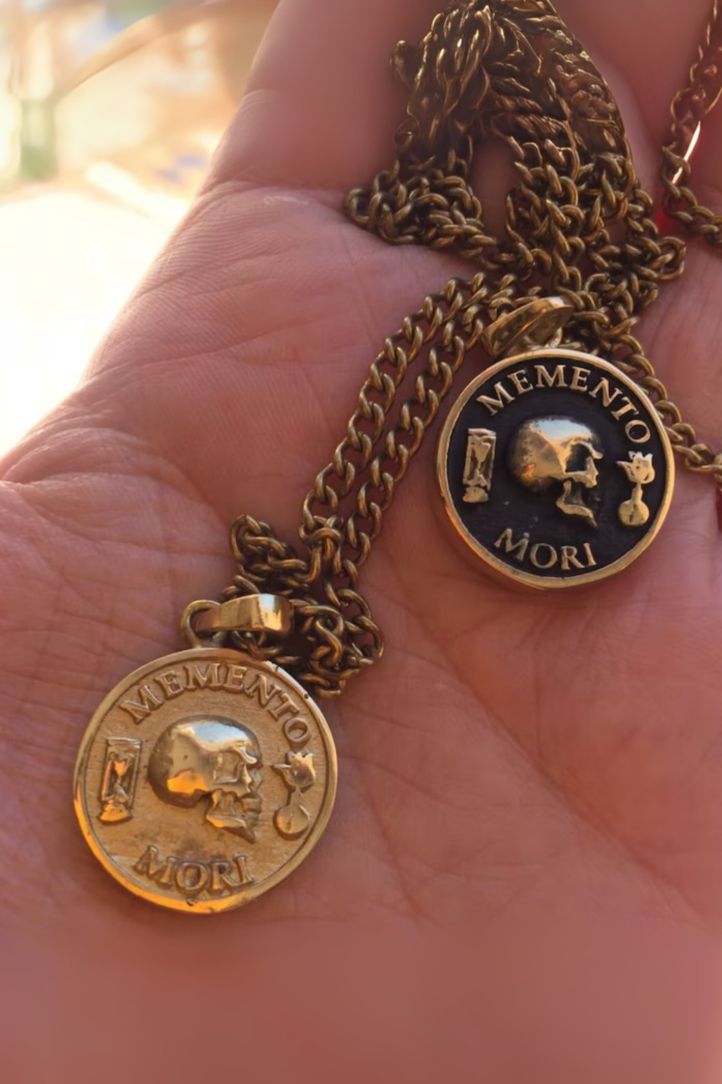 Collar con colgante pequeño Memento Mori: joyería estoica hecha a mano en plata de ley, bronce, cobre y baño de oro de 24 quilates.