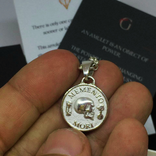 Collar Memento Mori y Amor Fati