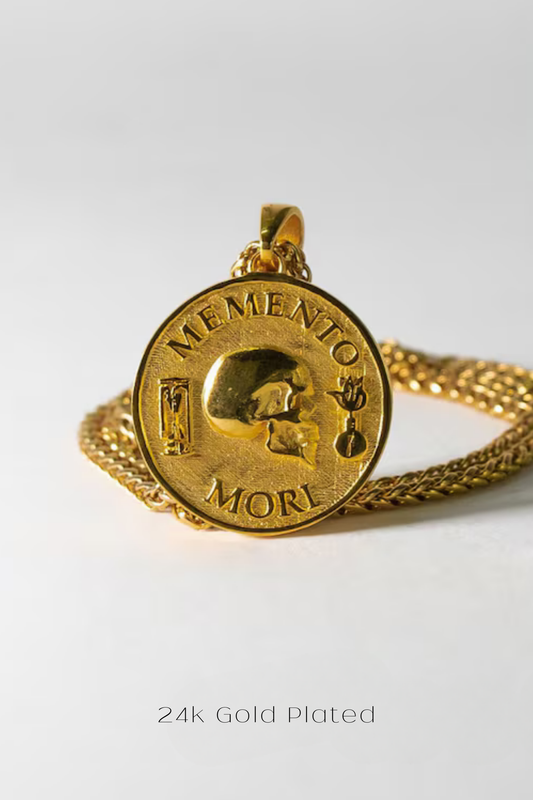 Collar con colgante pequeño Memento Mori: joyería estoica hecha a mano en plata de ley, bronce, cobre y baño de oro de 24 quilates.
