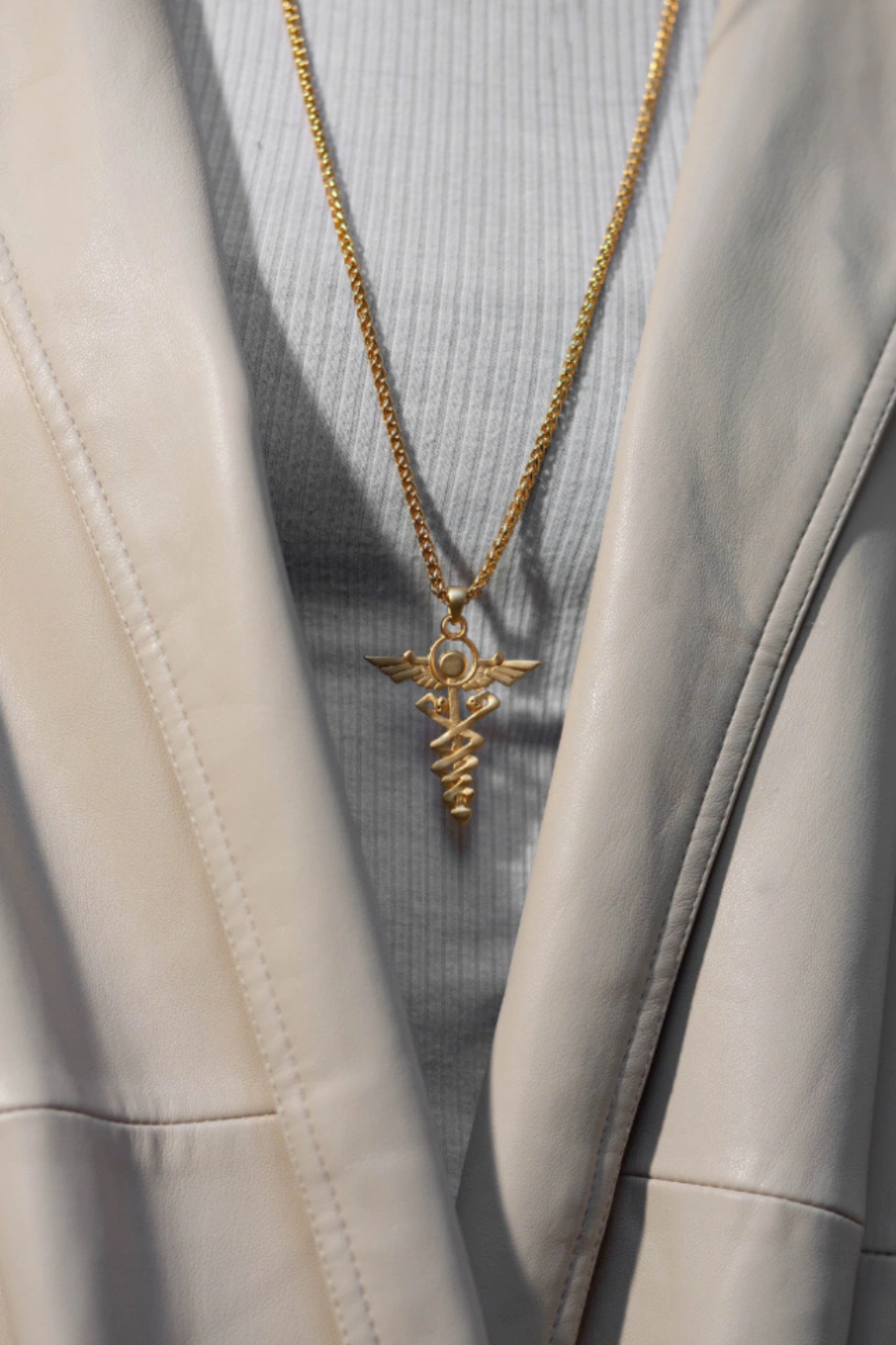 Collar de Caduceo – Colgante hecho a mano en bronce, plata de ley y baño de oro de 24 quilates | Joyería unisex simbólica de equilibrio y sanación 