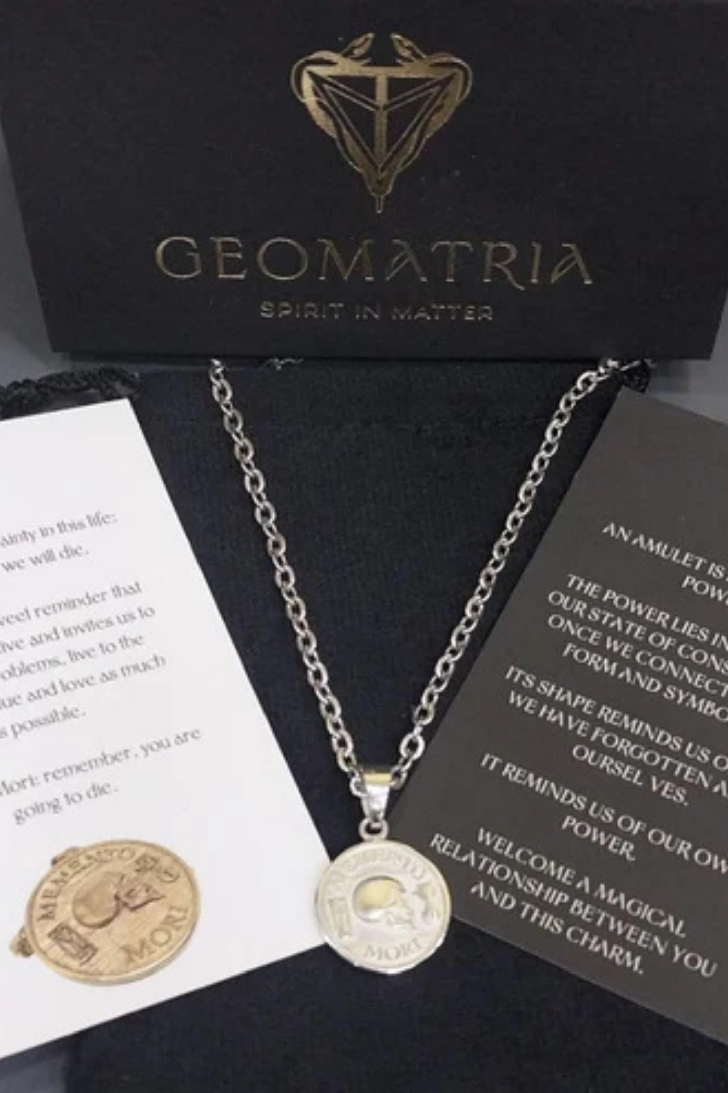 Collar con colgante pequeño Memento Mori: joyería estoica hecha a mano en plata de ley, bronce, cobre y baño de oro de 24 quilates.