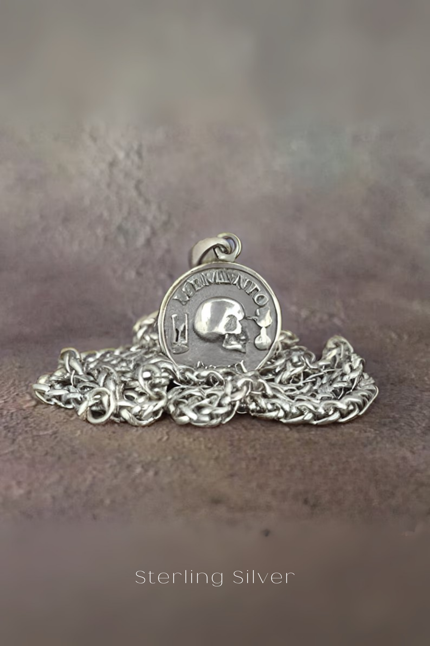 Collar con colgante pequeño Memento Mori: joyería estoica hecha a mano en plata de ley, bronce, cobre y baño de oro de 24 quilates.