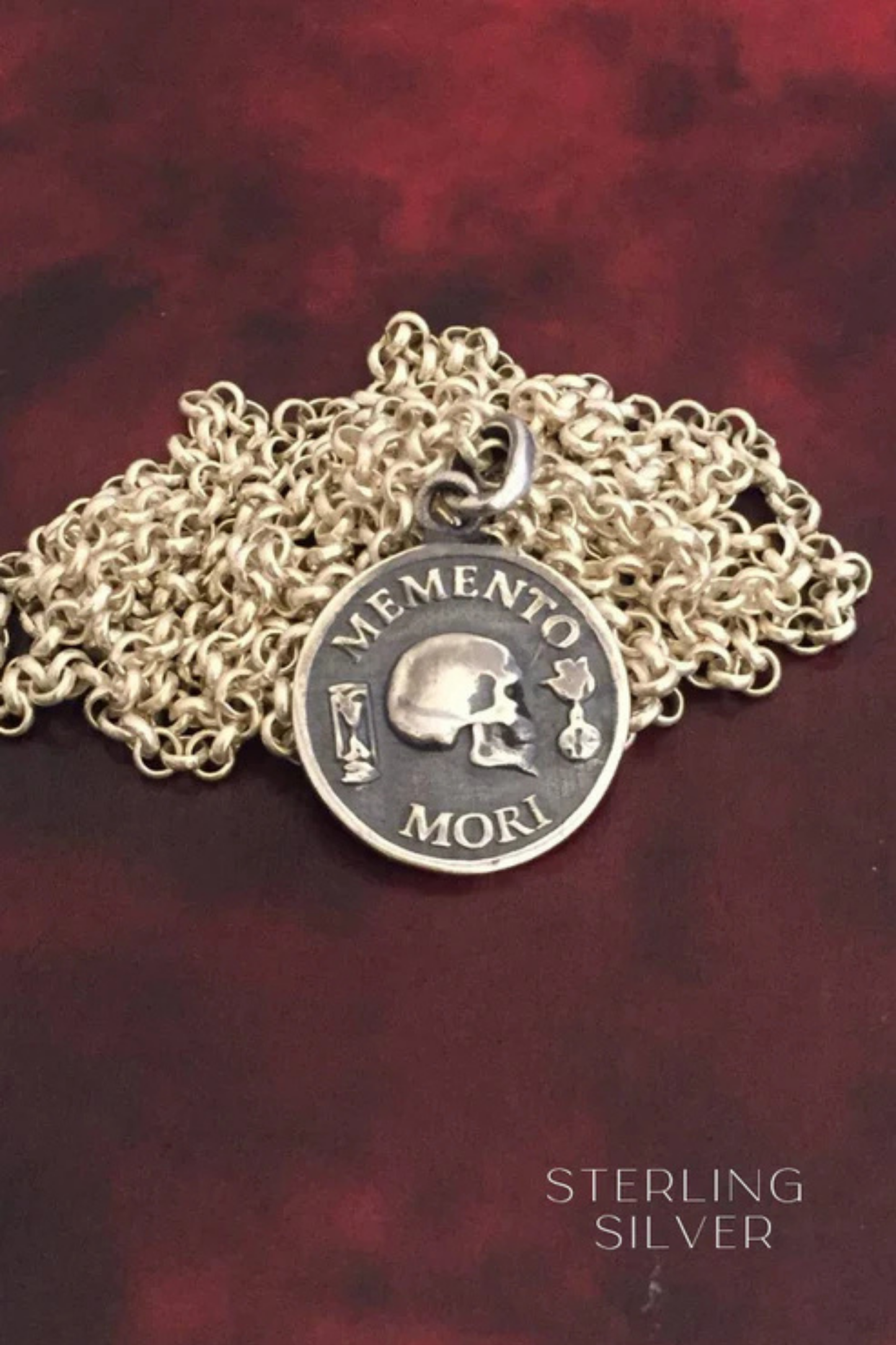Collar con colgante pequeño Memento Mori: joyería estoica hecha a mano en plata de ley, bronce, cobre y baño de oro de 24 quilates.