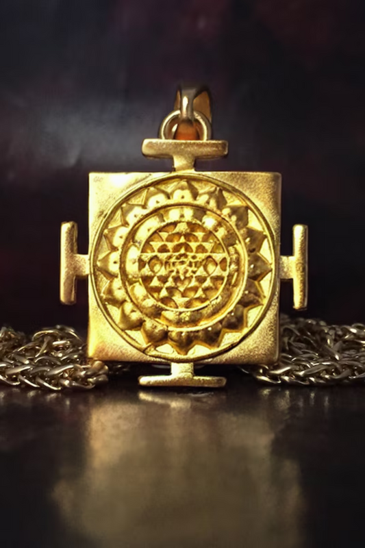 Collar Sri Yantra cuadrado: colgante hecho a mano con geometría sagrada 