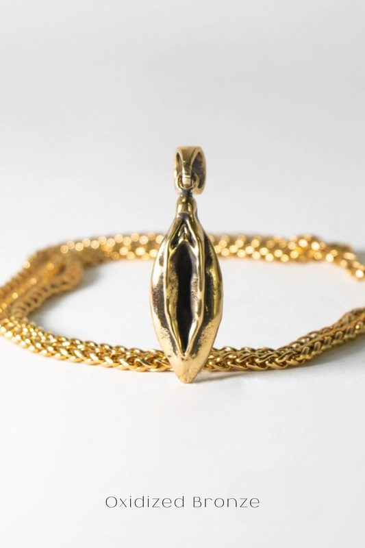 Collar Yoni – Amuleto Sagrado Femenino en Plata, Bronce o Baño de Oro de 24K 