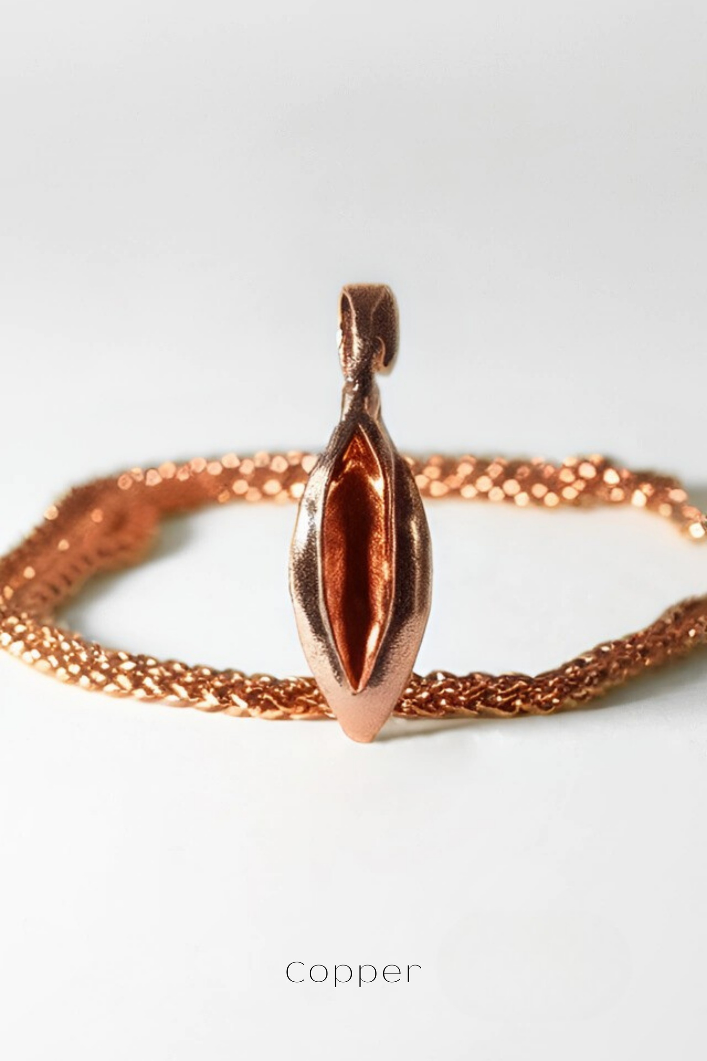 Collar Yoni – Amuleto Sagrado Femenino en Plata, Bronce o Baño de Oro de 24K 