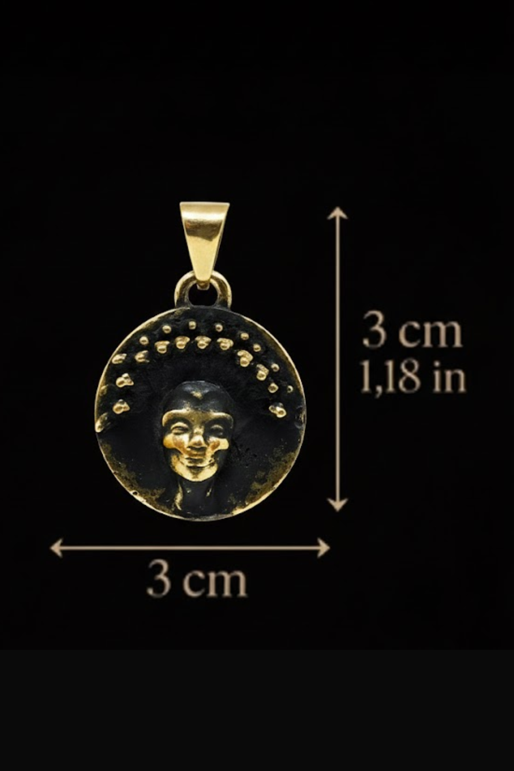 A gold-colored pendant with a face design on it, along with measurements indicating it is 3 cm in diameter.