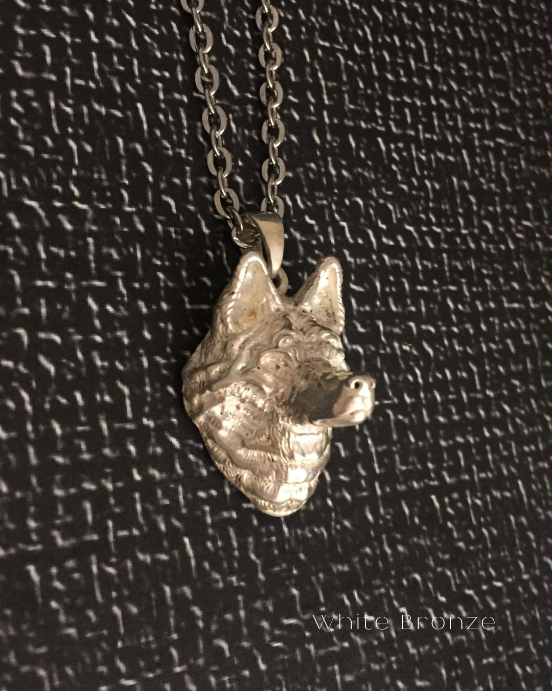 El lobo, Colgante hecho a mano en Plata, Bronce o Baño de Oro de 24k